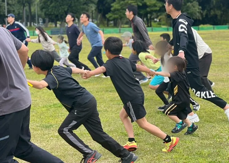 親子で参加するスポーツプログラムの様子